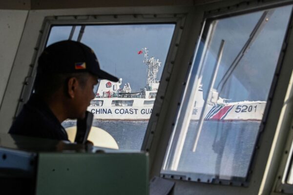 Un miembro del buque de la guardia costera filipina BRP Malabrigo ocupa su puesto mientras observa un buque de la guardia costera china en Second Thomas Shoal, en las Islas Spratly, en el disputado Mar de China Meridional, el 23 de abril de 2023. (Ted Ajibe/AFP a través de Getty Imágenes)