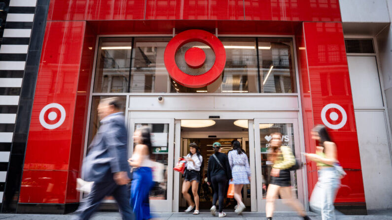 Un grupo de personas pasa por delante de una tienda Target en Nueva York el 6 de junio de 2023. (Samira Bouaou/The Epoch Times)