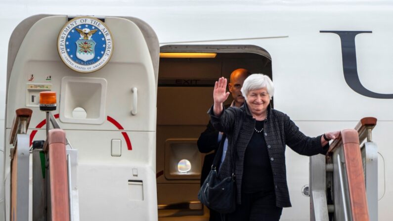 La secretaria del Tesoro de Estados Unidos, Janet Yellen, llega al Aeropuerto Internacional de Beijing Capital en Beijing el 6 de julio de 2023. （Mark Schiefelbein /POOL/AFP vía Getty Images)