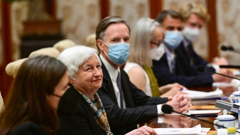La secretaria del Tesoro de EE.UU., Janet Yellen (2ª izda.), asiste a una reunión con el viceprimer ministro chino, He Lifeng, en la Casa de Huéspedes Diaoyutai, en Beijing, el 8 de julio de 2023. (Pedro Pardo/POOL/AFP vía Getty Images)