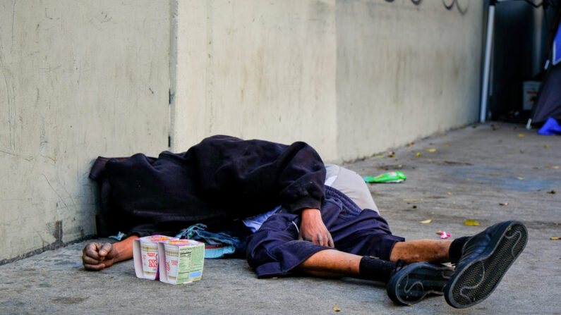 Un vagabundo duerme en las calles de Los Ángeles, California, en diciembre de 2018. (John Fredricks/The Epoch Times)