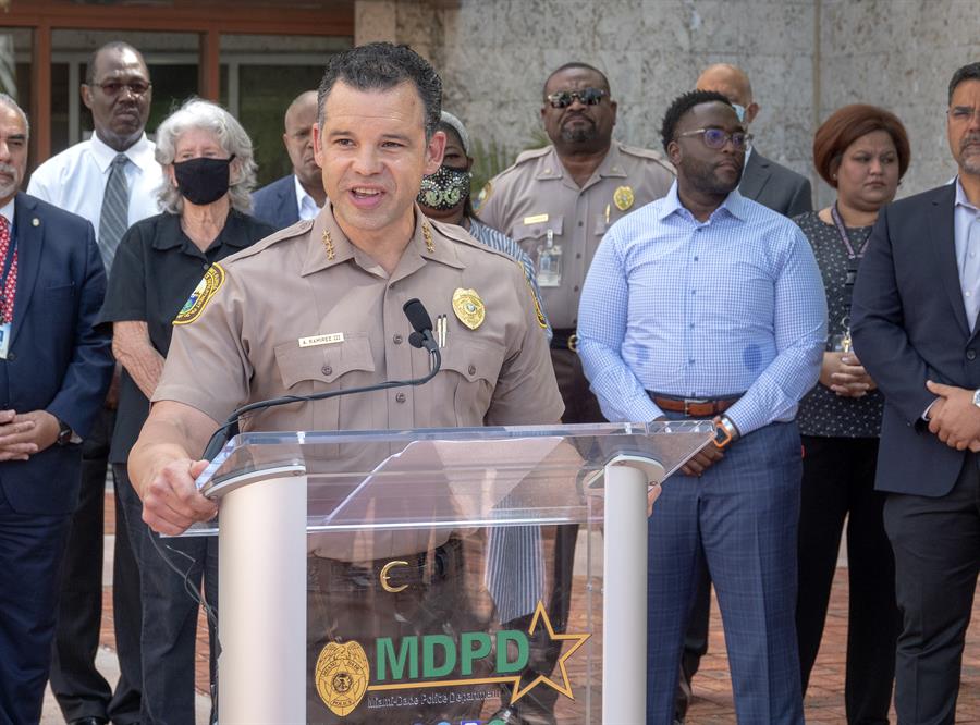 Exjefe de Policía de Miami-Dade retira candidatura a alguacil tras su intento de suicidio
