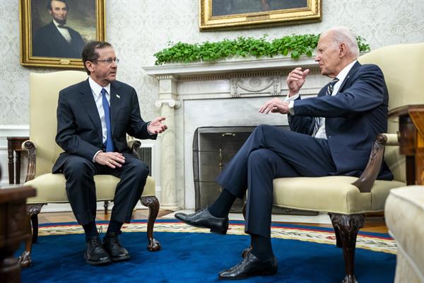 El presidente de Estados Unidos, Joe Biden (d), fue registrado este martes, 18 de julio, al recibir al presidente de Israel, Isaac Herzog, en la oficina Oval del Casa Blanca, en Washington DC (EE.UU.). EFE/Shawn Thew/Pool
