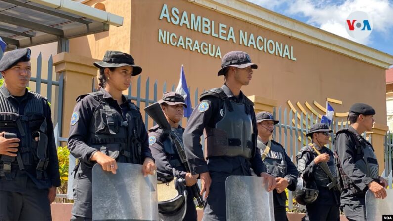 ARCHIVO - Policías antimotines resguardan la sede de la Asamblea Nacional de Nicaragua en 2021. [Foto: Houston Castillo, VOA]