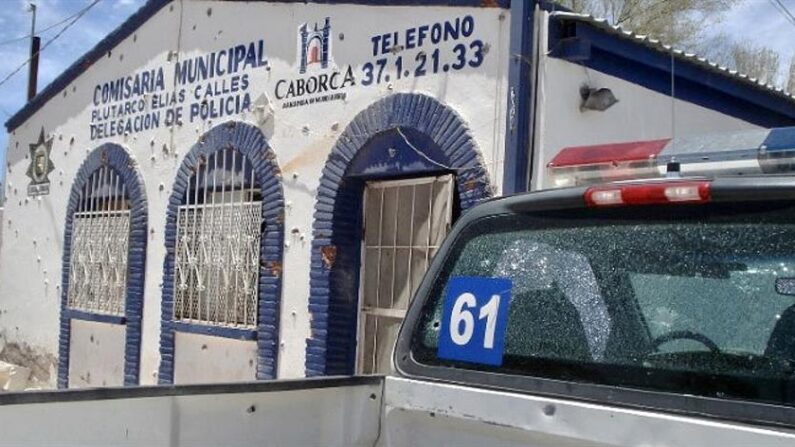Fotografía de archivo que muestra los impactos de balas en una patrulla en el estado de Sonora (México). EFE/ Daniel Sánchez
