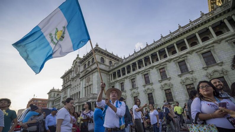 Seguidores del candidato a la presidencia de Guatemala por el partido Movimiento Semilla Bernardo Arévalo celebran en la Plaza de la Constitución de la Ciudad de Guatemala (Guatemala). EFE/ Esteban Biba
