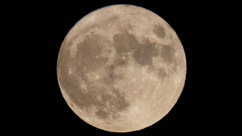 La Luna del Esturión se eleva sobre Brooklyn vista desde el muelle 17, en Nueva York, el 11 de agosto de 2022. (Michael M. Santiago/Getty Images)