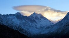 Muere familia mexicana al estrellarse helicóptero en el monte de Everest en Nepal