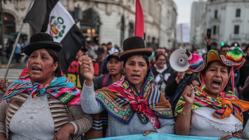 Mujeres se manifiestan el 27 de julio de 2023 en la Plaza San Martín, en Lima (Perú). EFE/Aldair Mejía