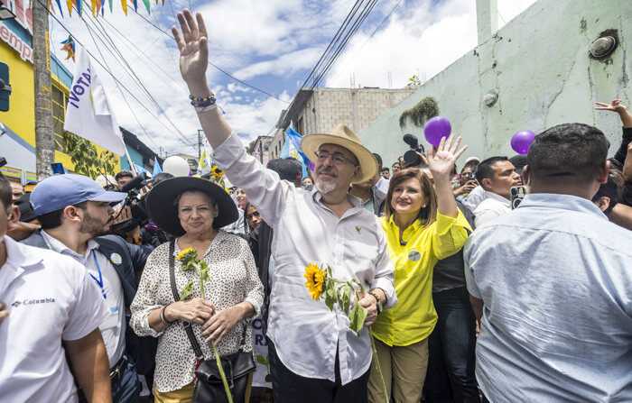 El candidato progresista del partido Movimiento Semilla, Bernardo Arévalo (C), celebra un mitin con sus partidarios en el municipio de Santa María de Jesús, Guatemala. EFE/Esteban Biba