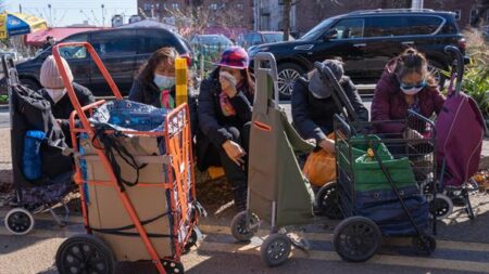 Migrantes duermen en buses y calles en una Nueva York sin camas disponibles