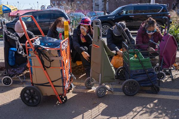 Migrantes esperan en fila para recibir alimentos, en el barrio de Queens, en Nueva York (EEUU). Imagen de archivo. EFE/ Ángel Colmenares
