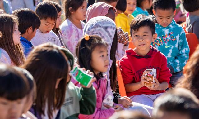 Unos niños asisten a una asamblea escolar para un programa que educa a los alumnos sobre los productos lácteos en la escuela primaria Ethel M Evans de Garden Grove, California, el 15 de noviembre de 2022. (John Fredricks/The Epoch Times)