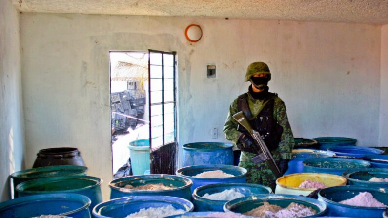 Un soldado monta guardia en el interior de un laboratorio clandestino de procesamiento químico de drogas descubierto en México el 9 de febrero de 2012. Las bandas chinas están suministrando a los cárteles de la droga mexicanos productos químicos para crear sustancias ilícitas, destinadas a la venta en Estados Unidos. (Héctor Guerrero/AFP/Getty Images)