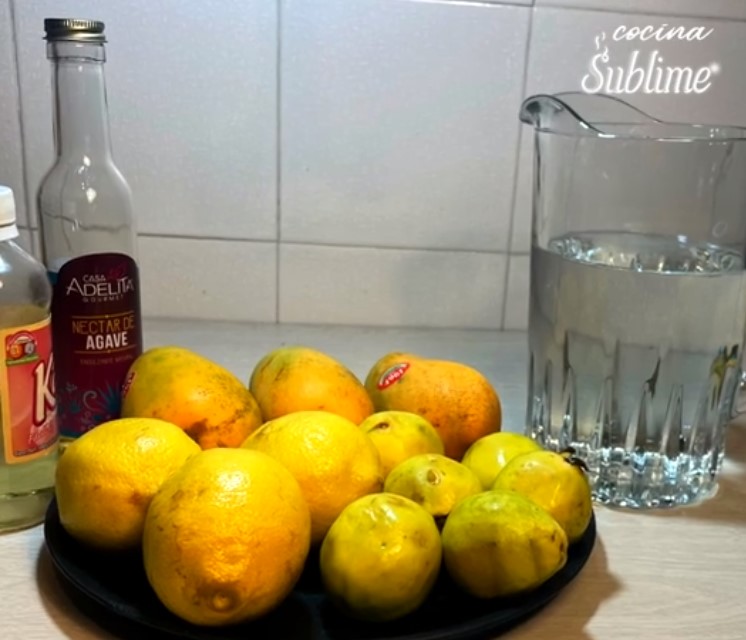 Preparación 1. Prepare la fruta lavándola y obtenga el jugo de los limones colando para retirar las semillas 2. Agregue al agua el jugo de limones, y endulce a su gusto con el néctar de agave y la miel de maíz; revuelva muy bien 3. Retire la piel del mango y corte la pulpa en cubitos, retire la coronilla de la guayaba y córtela en cubitos 4. Coloque la fruta en cubitos en el molde para paletas (o use vasitos) 5. Agregue el agua de limón endulzada con el néctar y la miel en el molde de paletas o el vaso con fruta picada. Cubrir con las tapas del molde de paletas o con celofán los vasitos e insertar un palito de soporte. Llevar la preparación al congelador 6. Retirar del congelador y servir. ¡Ya puede refrescarse con sus paletas de limón y frutas!