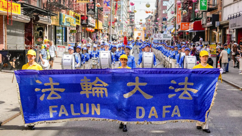 Los practicantes de Falun Gong participan en un desfile para conmemorar el 24 aniversario de la persecución a la disciplina espiritual en China, en el barrio chino de Nueva York, el 15 de julio de 2023. (Samira Bouaou/The Epoch Times)
