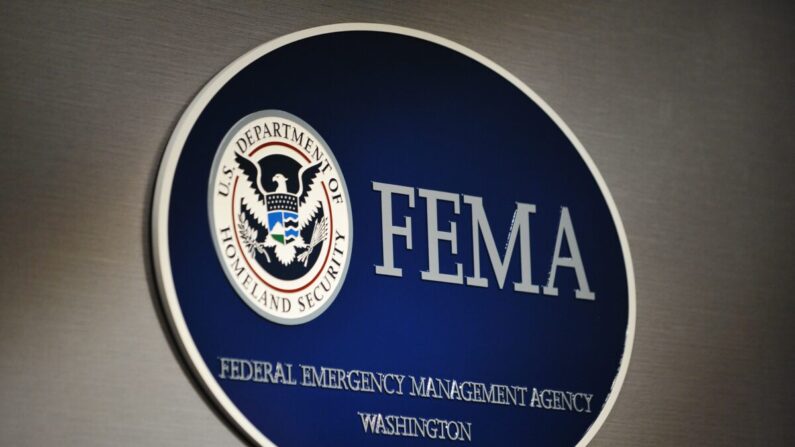 El logotipo de la Agencia Federal para la Gestión de Emergencias (FEMA) en su sede de Washington, en esta foto de archivo. (Mandel Ngan/AFP vía Getty Images)