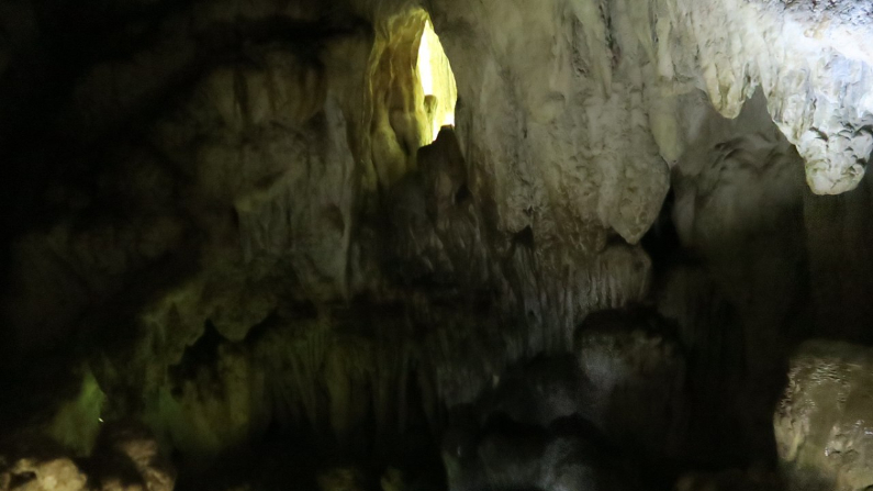 La cueva de Liang Bua o la cueva del hobbit en el interior de la isla de Flores, Indonesia, con homo floresiensis (Felix Dance I Wikimedia)