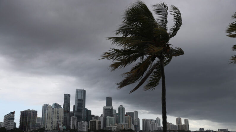 Se ven nubes de tormenta sobre la ciudad mientras el huracán Isaías se acerca a la costa este de Florida en Miami, Florida, el 1 de agosto de 2020. (Joe Raedle/Getty Images)