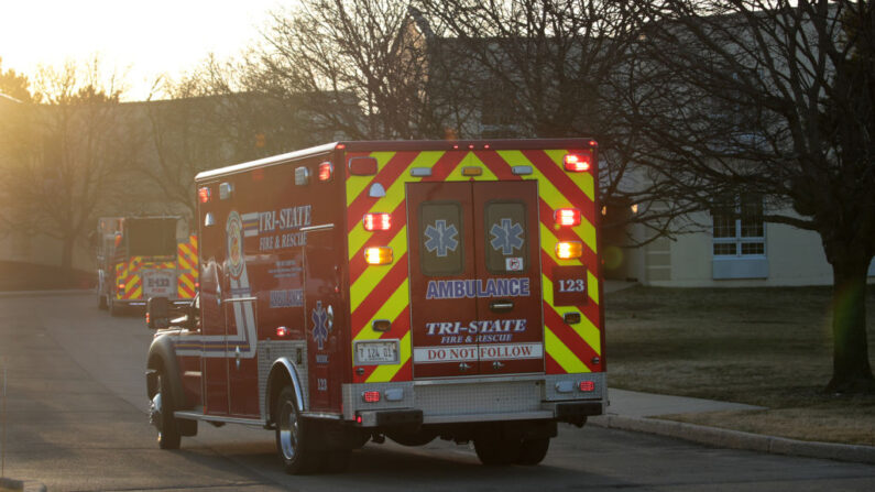 Una ambulancia llega al Chateau Nursing and Rehab Center el 17 de marzo de 2020 en Willowbrook, Illinois. (Scott Olson/Getty Images)