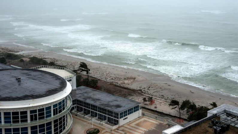 Fotografía de archivo que muestra la costa durante una tormenta en Miami Beach, Florida (EE.UU.). EFE/Giorgio Viera