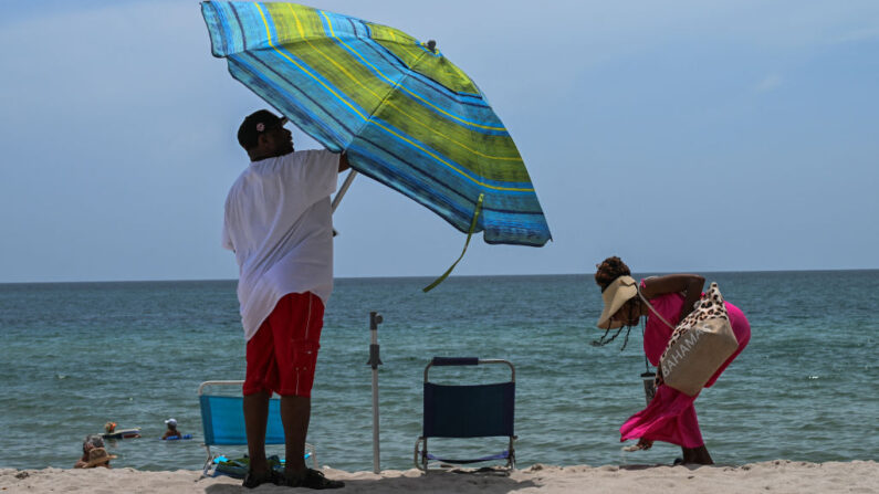 Los bañistas disfrutan tomando el sol durante una intensa ola de calor en Miami Beach el 16 de julio de 2023. (Giorgio Viera/AFP vía Getty Images)