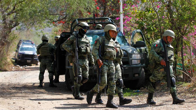 Soldados del ejército mexicano hacen presencia en la zona en la que se registró un ataque en contra de miembros de la fiscalía de Jalisco el 11 de julio de 2023. EFE/ Francisco Guasco