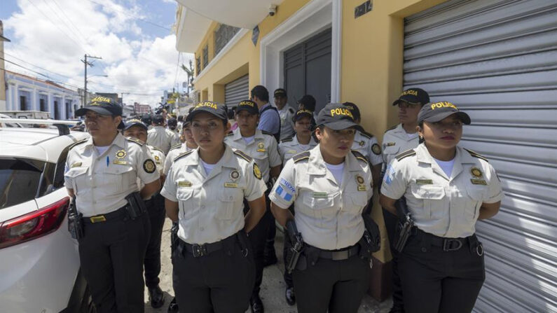 Trabajadores de la Fiscalía de Guatemala allanan la sede del partido Movimiento Semilla, el 21 de julio de 2023 en Ciudad de Guatemala (Guatemala). EFE/Esteban Biba
