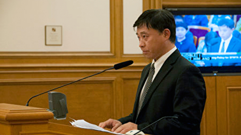 El señor Bu Dongwei presentando su testimonio en el ayuntamiento de San Francisco el 6 de diciembre de 2016. (Zhou Fenglin/The Epoch Times)