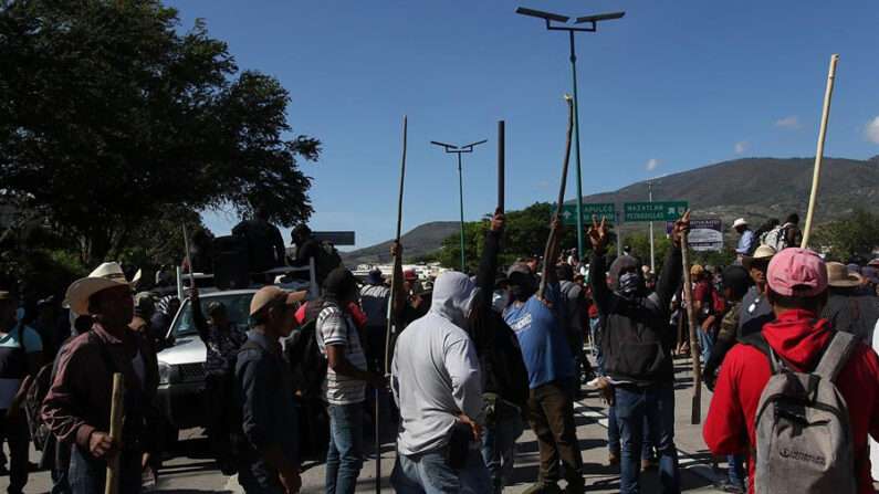 Pobladores protestan bloqueando la autopista Del Sol, el 11 de julio de 2023, en Chilpancingo (México). EFE/José Luis de la Cruz