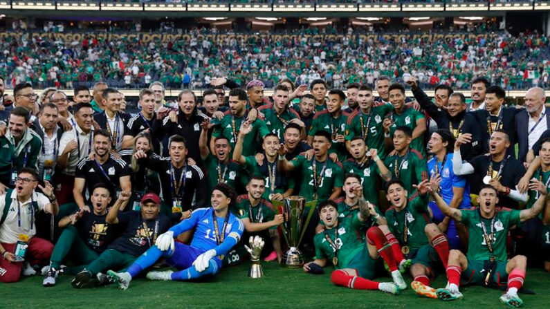 Los integrantes de las selección nacional masculina de fútbol de México fueron registrados este domingo, 16 de julio, al celebrar la obtención de la Copa Oro de la Concacaf, tras derrotar 1-0 a Panamá en la final del certamen, en el estadio SoFi, en Los Ángeles (California, EE.UU.). EFE/Etienne Laurent