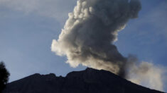 Una nueva explosión en el volcán peruano Ubinas dispersa cenizas hacia pueblos cercanos