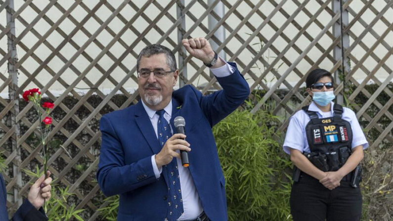 Bernardo Arévalo, presidente electo de Guatemala, pronuncia el 14 de julio de 2023 un discurso tras presentar una denuncia contra el fiscal Rafael Curruchiche, en Ciudad de Guatemala (Guatemala). EFE/ Esteban Biba