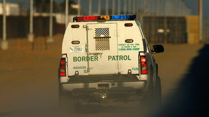 En una imagen de archivo, al este de San Luis (California), un vehículo de la patrulla fronteriza avanza por un muro de metal construido por la Guardia Nacional para formar una barrera fronteriza de doble valla que discurre a lo largo de la frontera entre Estados Unidos y México. (David McNew/Getty Images)