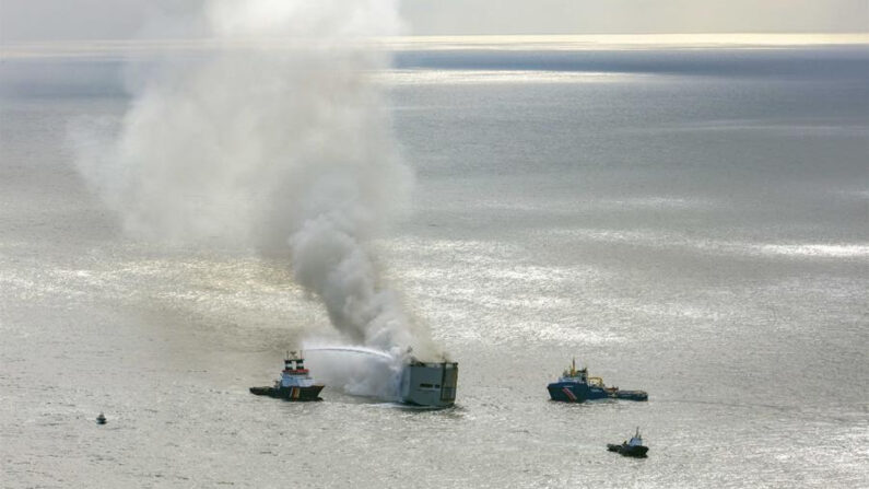 Vista aérea que muestra los trabajos de extinción del incendio desatado el martes en el buque de carga Fremantle en el Mar del Norte. EFE/ Flying Focus Bv