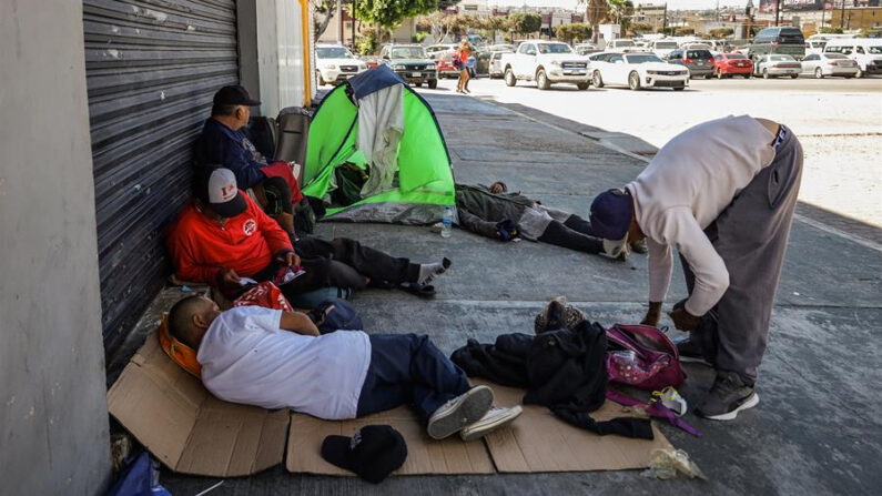 Presuntos consumidores de droga permanecen en una calle el 26 de julio de 2023, en Tijuana (México). EFE/ Joebeth Terriquez