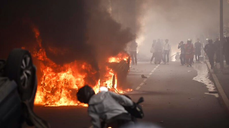 Un incendio arde en plena calle durante los enfrentamientos entre manifestantes y la policía antidisturbios francesa tras una marcha en memoria de Nahel, de 17 años, asesinado por la policía francesa en Nanterre, cerca de París, Francia, el 29 de junio de 2023. EFE/EPA/Yoan Valat