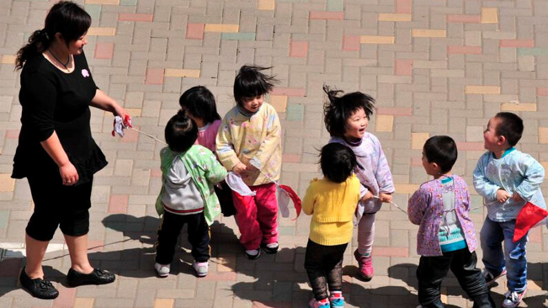 Imagen de archivo de una profesora con niños en una guardería en China. EFE/Mark 