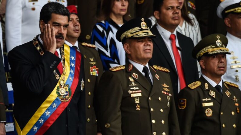 El presidente de Venezuela, Nicolás Maduro (I), junto al ministro de Defensa, general Vladimir Padrino (C), durante un acto para celebrar el 81 aniversario de la Guardia Nacional en Caracas, el 4 de agosto de 2018. (JUAN BARRETO/AFP vía Getty Images)