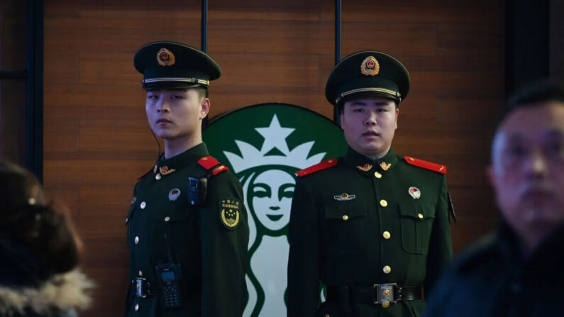 Policías paramilitares montan guardia cerca de un café Starbucks en la estación de trenes de Beijing, el 2 de febrero de 2019. (Greg Baker/AFP vía Getty Images)

