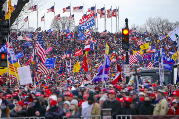 Una multitud se reúne mientras el presidente de Estados Unidos, Donald Trump, se dirige a sus partidarios desde The Ellipse, cerca de la Casa Blanca, el 6 de enero de 2021, en Washington DC. (MANDEL NGAN/AFP vía Getty Images)
