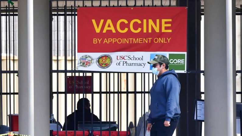 No se ven filas en el centro de vacunación contra COVID-19 de Lincoln Park ya cerrado debido a la escasez de vacunas en Los Ángeles, California, el 11 de febrero de 2021. (Frederic J. Brown/AFP a través de Getty Images)