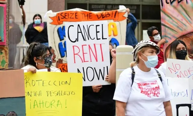 Un grupo de personas se reúne en Los Ángeles el 27 de septiembre de 2021 para defender la ampliación de las protecciones de los inquilinos de COVID-19. (Frederic J. Brown/AFP vía Getty Images)