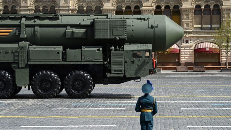 Un lanzador de misiles balísticos intercontinentales ruso Yars desfila por la Plaza Roja durante el desfile militar del Día de la Victoria en el centro de Moscú el 9 de mayo de 2022. (Kirill Kudryavtsev/AFP vía Getty Images)