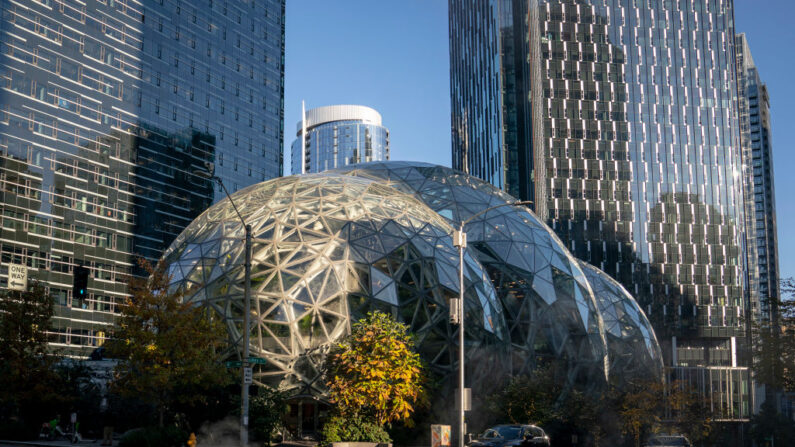 El exterior de The Spheres se ve en la sede de Amazon.com Inc. el 14 de noviembre de 2022 en Seattle, Washington. (David Ryder/Getty Images)