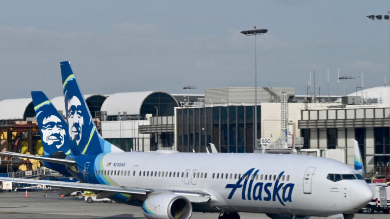 Un avión de Alaska Airlines en el Aeropuerto Internacional de Los Ángeles (LAX) el 11 de enero de 2023. (Daniel Slim/AFP vía Getty Images)