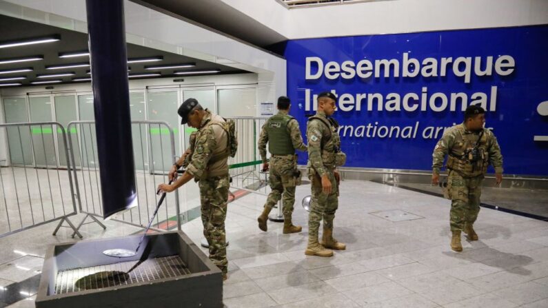 Soldados inspeccionan el aeropuerto Juscelino Kubitschek de Brasilia el 30 de marzo de 2023. (SERGIO LIMA/AFP vía Getty Images)