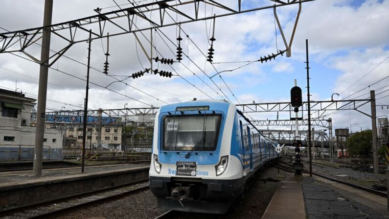 Un tren llega a la estación de tren de Constitución, en Buenos Aires, el 19 de abril de 2023. (LUIS ROBAYO/AFP via Getty Images)