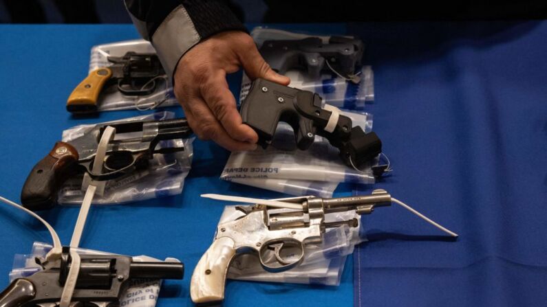 El fiscal de distrito del condado de Kings, Eric González, sostiene una pistola fantasma impresa en 3D durante un acto estatal de recompra de armas organizado por la oficina del fiscal general del estado de Nueva York, en el distrito neoyorquino de Brooklyn, el 29 de abril de 2023. (YUKI IWAMURA/AFP vía Getty Images)