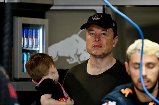 Elon Musk, director ejecutivo de SpaceX, llega al garaje de Red Bull Racing antes de la tercera sesión de entrenamientos y de clasificación del Gran Premio de Fórmula Uno de Miami 2023, en el Autódromo Internacional de Miami, en Miami Gardens, Florida, el 6 de mayo de 2023. (CHANDAN KHANNA/AFP vía Getty Images)